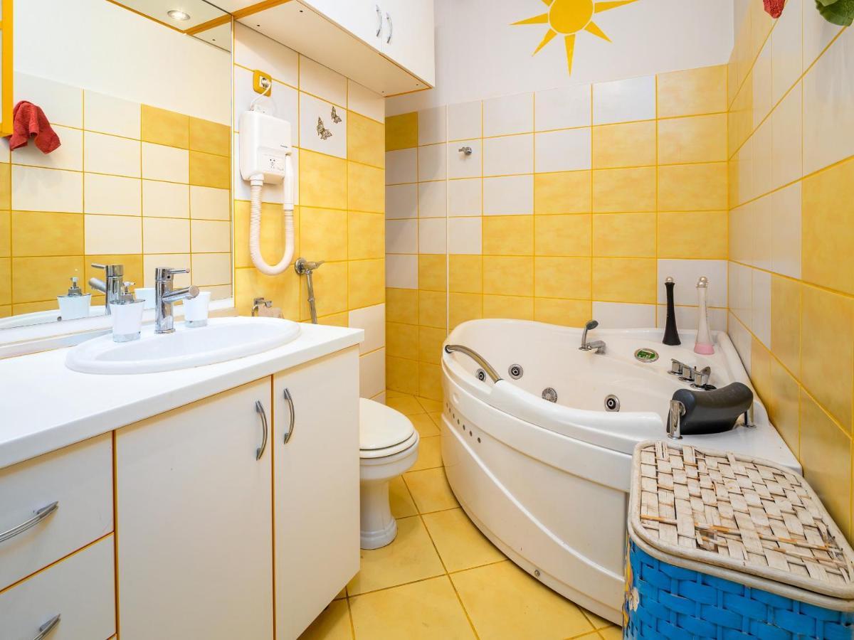 Grand In Strict Center Of Apartment *